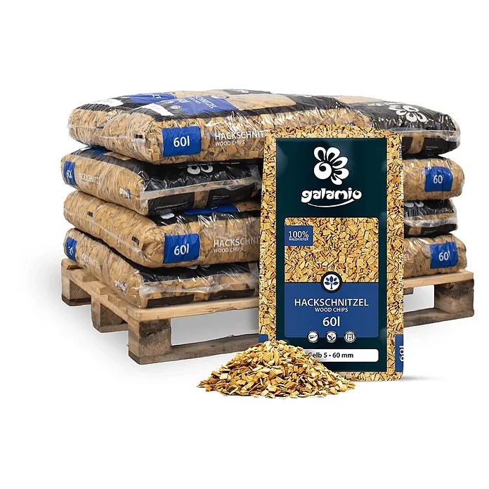 Hackschnitzel Holzdekor Gelb 5-60 mm 60l x 12 Sack 720l 12er Palette -  - Galamio 'Hackschnitzel' Holzspäne: gestapelte Säcke auf einer Palette, ein Präsentationssack und ein Haufen loser Späne.