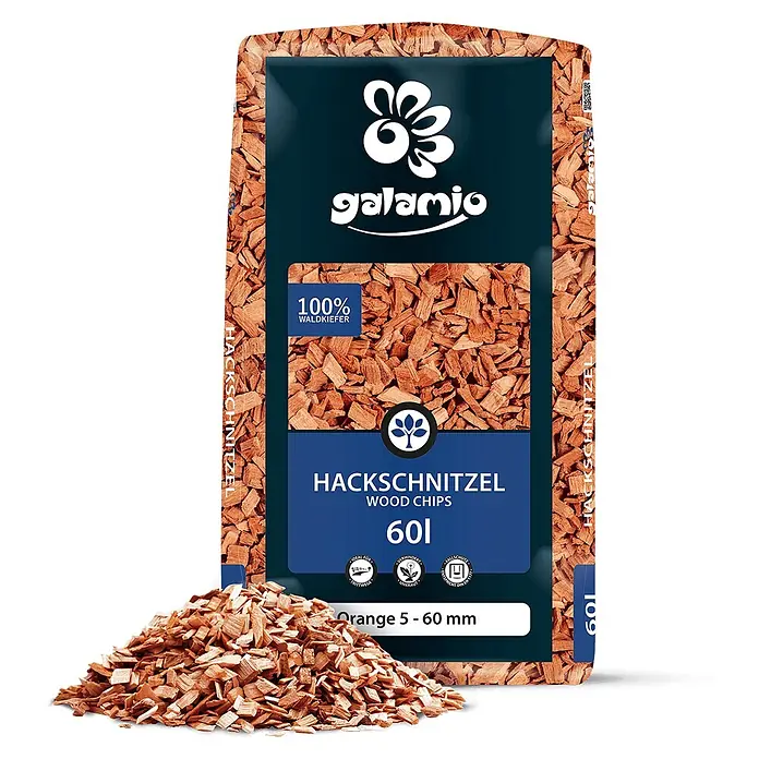 Hackschnitzel Holzdekor Orange 5-60 mm 60l -  - Tüte Galamio 100% Waldkiefer Hackspan (60L, 5-60mm, orange-braun) mit einem Haufen Holzspäne davor.