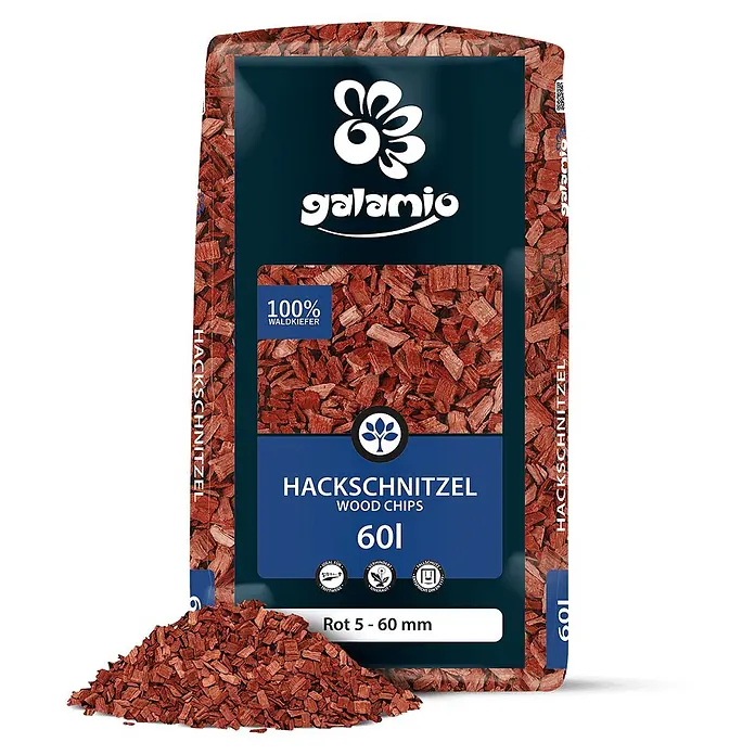 Hackschnitzel Holzdekor Rot 5-60 mm 60l -  - Galamio Sack mit roten Kiefernhackschnitzeln, 60L, mit einem Haufen Hackschnitzel daneben.