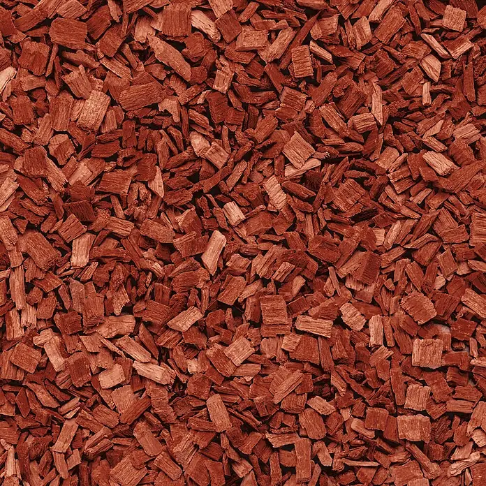 Hackschnitzel Holzdekor Rot 5-60 mm 60l -  - Nahaufnahme von rötlich-braunen Holzspänen, geeignet für Landschaftsgestaltung oder Gartenmulch.