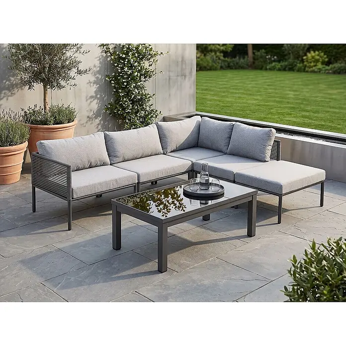2-tlg Lounge Set FORANO in Grau/Schwarz -  - Graues Outdoor-Ecksofa mit passenden Kissen und Couchtisch auf einer modernen Terrasse.