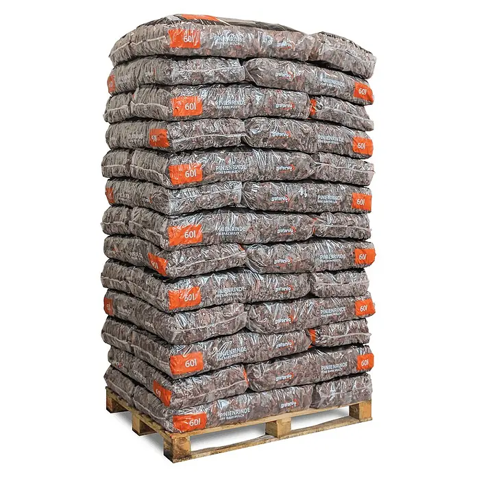 Rindenmulch Pinie Deko Plus 60-100 mm 60l x 39 Sack 2340l Palette -  - Stapel durchsichtiger Plastiksäcke mit Pinienrindenmulch, mit orangefarbenen Etiketten, auf einer Holzpalette.