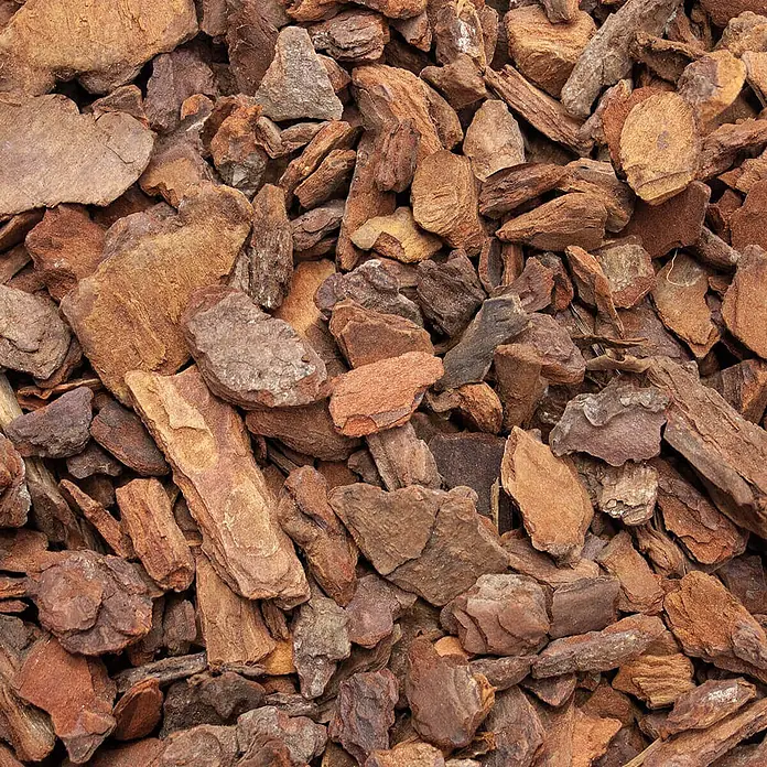 Rindenmulch Pinie Mittel 15-25 mm 60l x 12 Sack 720l 12er Palette -  - Nahaufnahme von rotbraunem Rindenmulch.