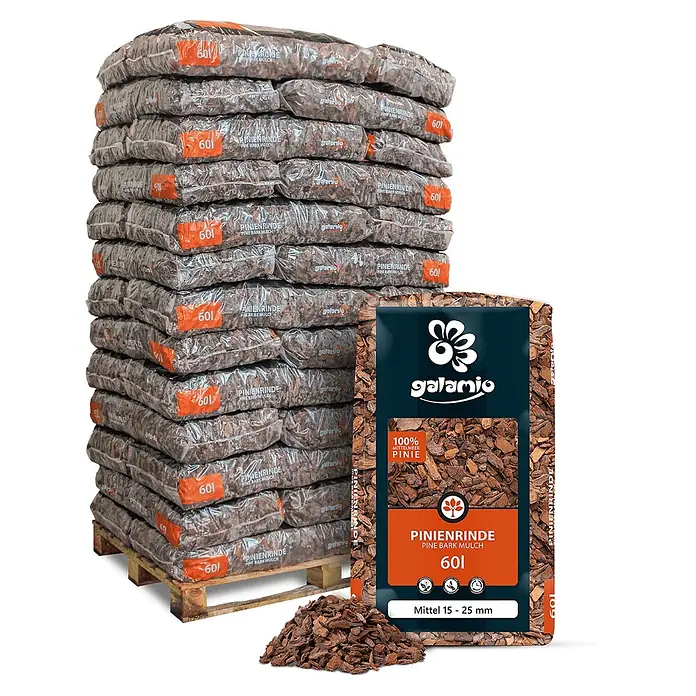 Rindenmulch Pinie Mittel 15-25 mm 60l x 39 Sack 2340l Palette -  - Galamio Pinienrindenmulch: gestapelte Säcke auf Palette, ein aufrechter Sack mit losem Mulch.