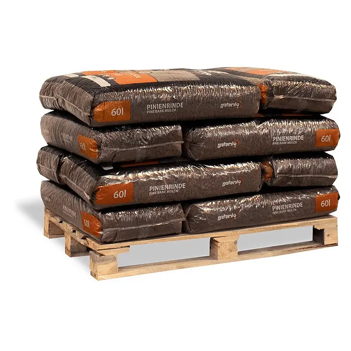 Rindenmulch Pinie Fein 8-15 mm 60l x 12 Sack 720l 12er Palette -  - Gestapelte Säcke brauner Pinienrindenmulch auf einer Holzpalette.