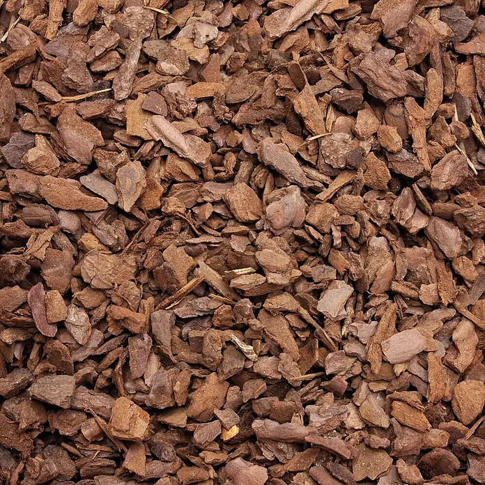 Rindenmulch Pinie Fein 8-15 mm 60l -  - Nahaufnahme von braunen, unregelmäßig geformten Holzspänen.