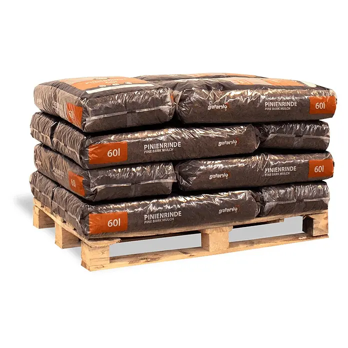 Rindenmulch Pinie Mittel 15-25 mm 60l x 12 Sack 720l 12er Palette -  - Gestapelte durchsichtige Plastiksäcke mit braunem Kiefernrindenmulch und orangefarbenen Etiketten auf einer Holzpalette.