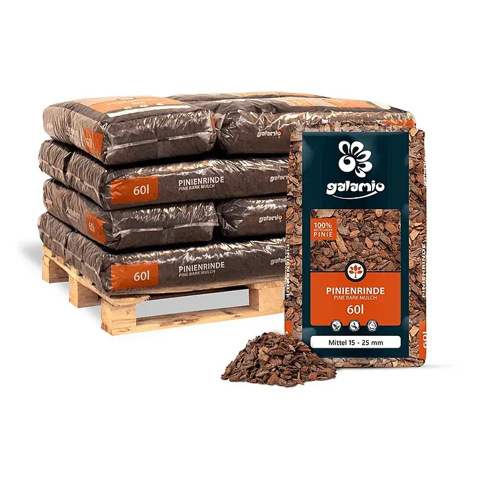 Rindenmulch Pinie Mittel 15-25 mm 60l x 12 Sack 720l 12er Palette -  - Mehrere Säcke brauner Pinienrinde auf einer Holzpalette, ein Sack aufrecht stehend mit einem Haufen Rinde davor.