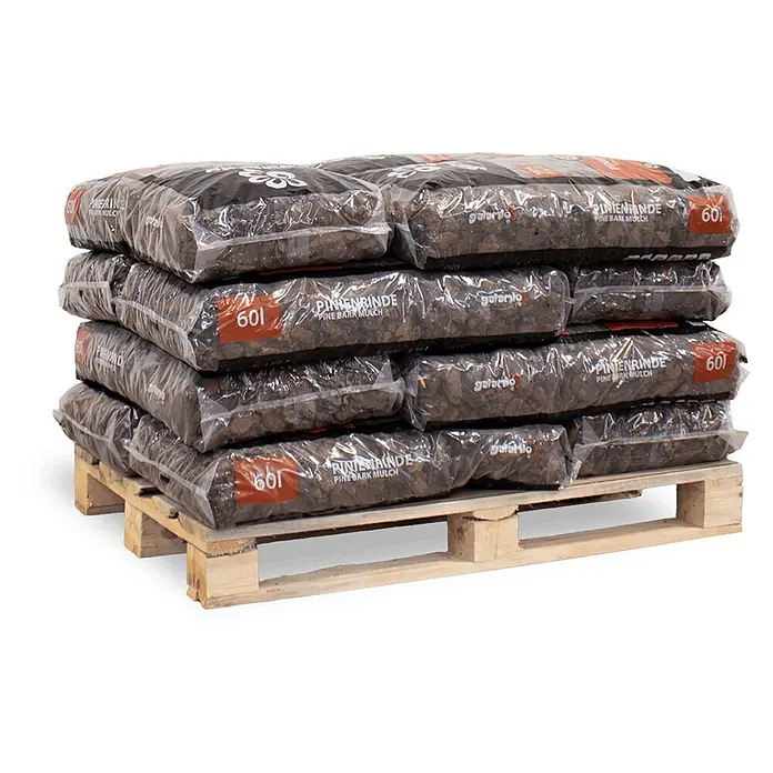 Rindenmulch Pinie Deko 40-60 mm 60l x 12 Sack 720l 12er Palette -  - Mehrere transparente Säcke dunkler Pinienrindenmulch auf einer Holzpalette gestapelt.