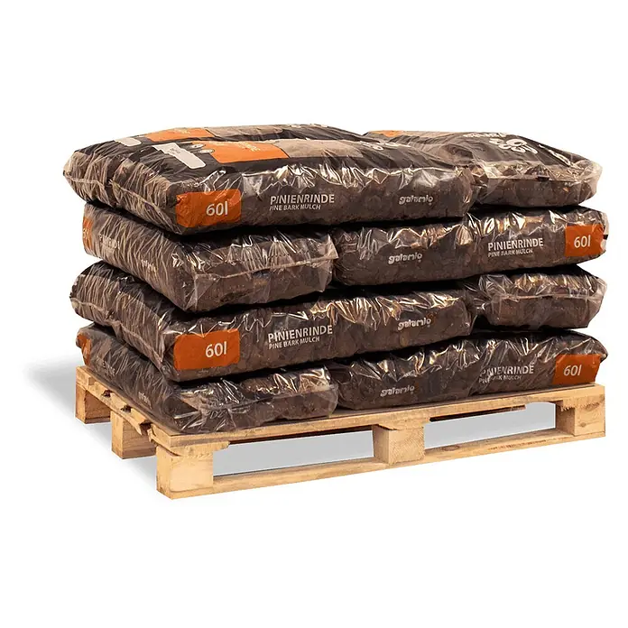 Rindenmulch Pinie Deko Plus 60-100 mm 60l x 12 Sack 720l 12er Palette -  - Gestapelte Säcke Pinienrinde/Rindenmulch auf einer Holzpalette.