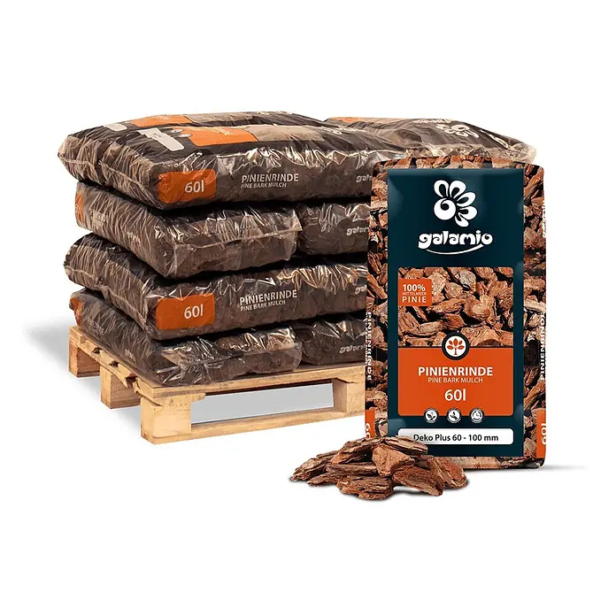 Rindenmulch Pinie Deko Plus 60-100 mm 60l x 12 Sack 720l 12er Palette -  - Säcke mit Galamio Pinienrinde (60L) auf einer Palette mit losem Mulch davor.