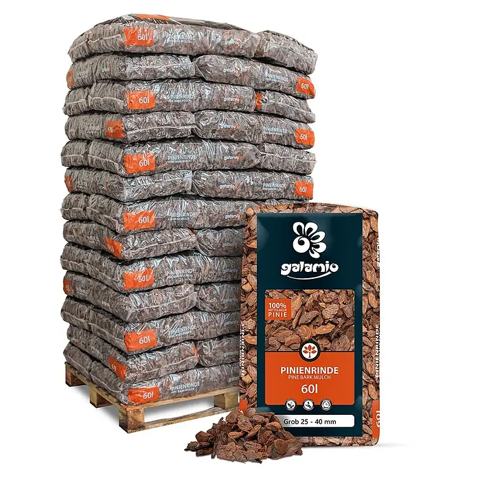 Rindenmulch Pinie Grob 25-40 mm 60l x 39 Sack 2340l Palette -  - Großer Stapel Säcke mit dunkelbraunem Pinienrindenmulch auf einer Palette, daneben ein geöffneter Sack mit loser Rinde.