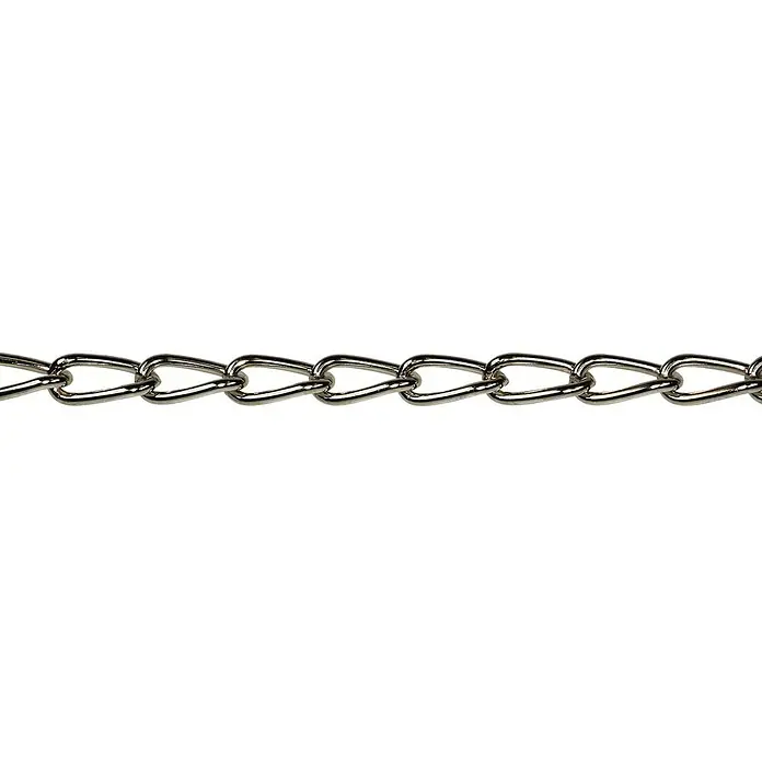 Stabilit Panzerkette Meterware - 2 mm, Stahl, Vernickelt - Nahaufnahme einer glänzenden, silberfarbenen Kette mit länglichen Gliedern auf schwarzem Hintergrund, die ihre metallische Textur hervorhebt.