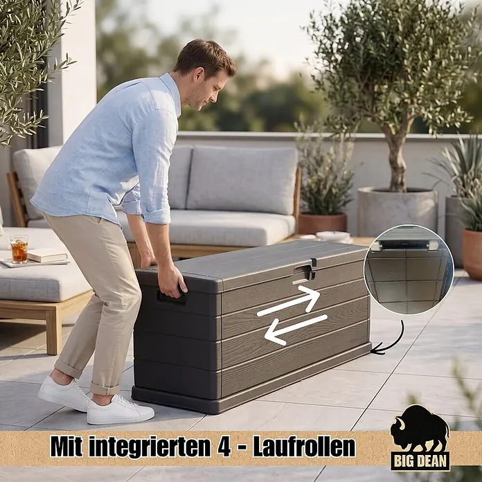 BigDean Kissenbox 210 Liter extra schmal für kleinere Balkone -  - Mann schiebt eine dunkelgraue Outdoor-Aufbewahrungsbox mit integrierten Rollen auf einer Terrasse.