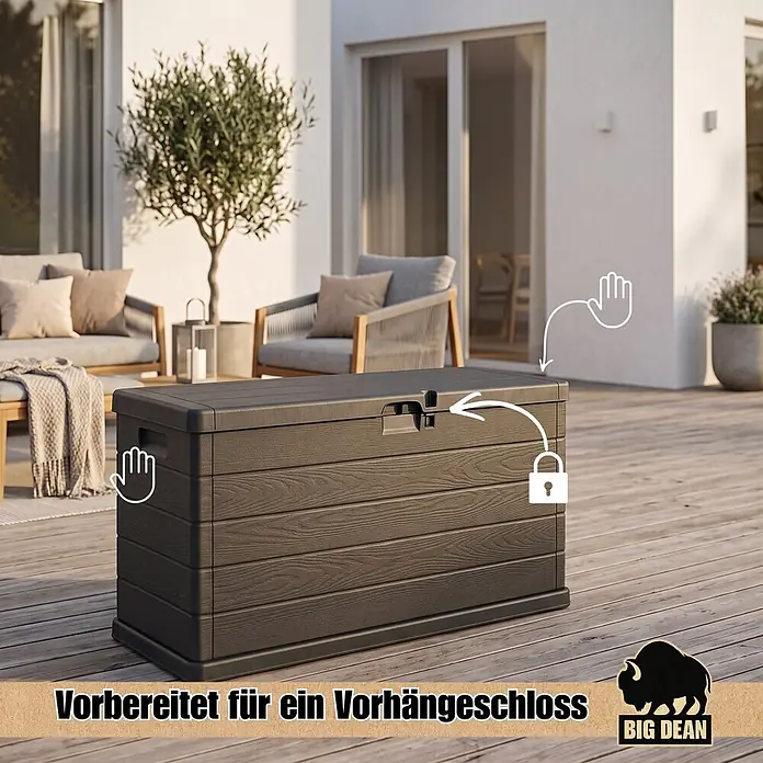 BigDean Kissenbox 210 Liter extra schmal für kleinere Balkone -  - Dunkelbraune Aufbewahrungsbox in Holzoptik auf Holzterrasse, mit Griffen und einer für Vorhängeschlösser vorbereiteten Verriegelung.