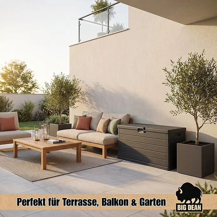 BigDean Kissenbox 210 Liter extra schmal für kleinere Balkone -  - Eine dunkelgraue Outdoor-Aufbewahrungsbox aus Kunststoff in Holzoptik steht auf einer gefliesten Terrasse neben Gartenmöbeln und Pflanzen.