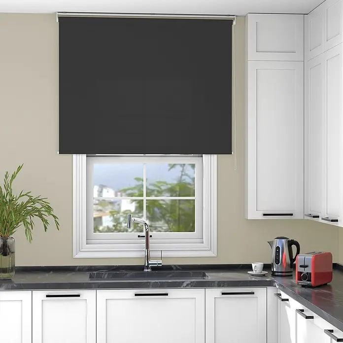 Tageslichtrollo blickdicht Wand und Deckenmontage schwarz 70x220 cm -  - Dunkelgraues Rollo über einem Küchenfenster installiert, das die Aussicht teilweise verdeckt.