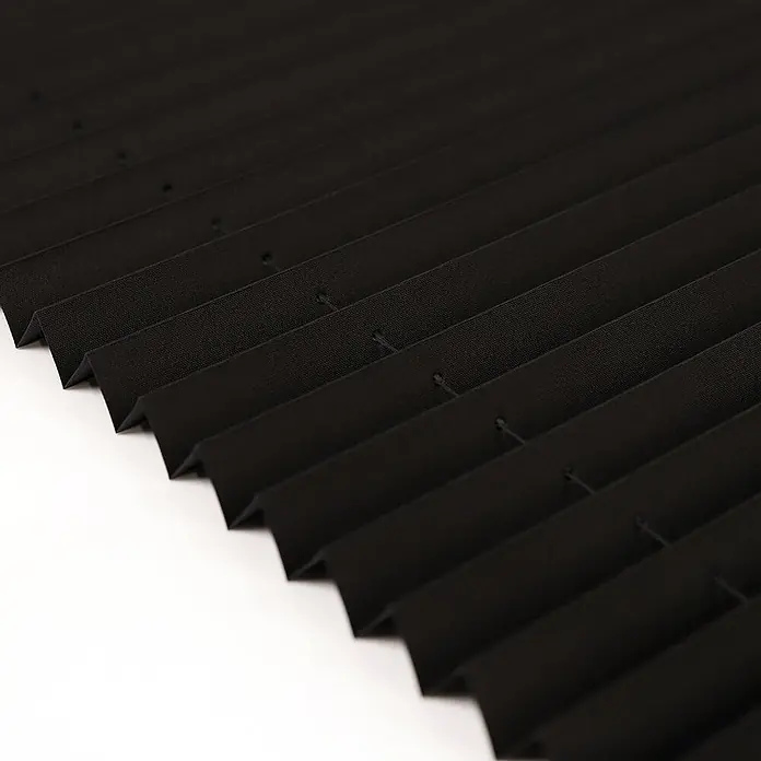 Plissee Klemmfix 110x150 cm schwarz blickdicht ohne Bohren -  - Schwarzer Plissee-Stoff mit sichtbaren Führungsschnüren, die ein gleichmäßiges, strukturiertes Muster bilden.