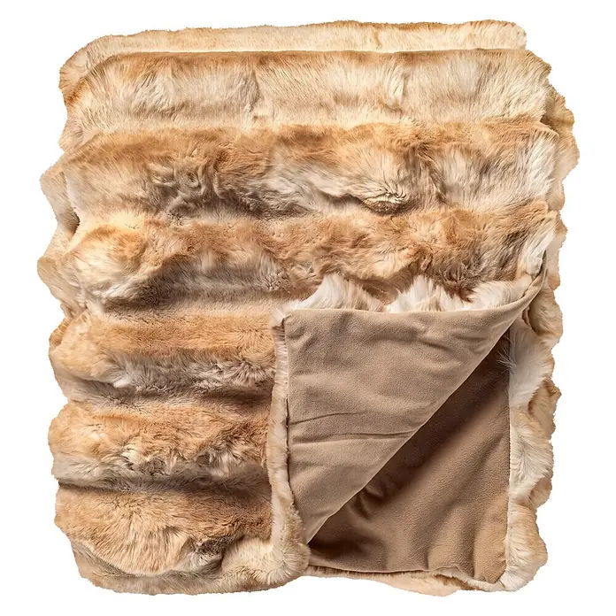 Decke Erika - Irish Cream, 160 x 130 cm, 100 % Polyester - Beige Kunstfelldecke mit umgeschlagener Ecke, die ein weiches Fleece-Futter zeigt.