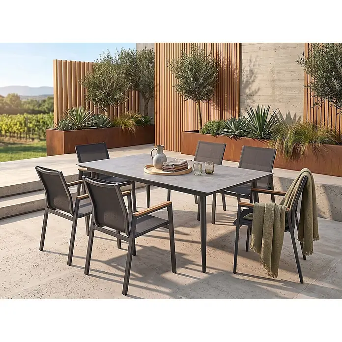 Esstisch TOLENTINO in Grau - (W) 90 x (H) 75 x - L - Eine Outdoor-Essgruppe mit grauem Tisch und dunkelgrauen Stühlen mit Holzarmlehnen, auf einer Terrasse für Mahlzeiten im Freien.