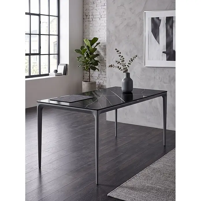 Esstisch SOVARETO in Schwarz/Grau - (W) 90 x (H) 75 x - L - Esstisch mit schwarzer Marmorplatte und grauen Beinen, mit Vase und Platzset in einem modernen Raum.