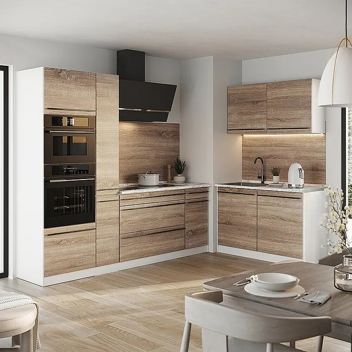 Eckküche R-Line 230 cm Sonoma Art.-Nr. 67514 -  - Moderne Küche mit hellen Holzfronten, integrierten Öfen, schwarzer Dunstabzugshaube und Esstisch, funktionelles Design.