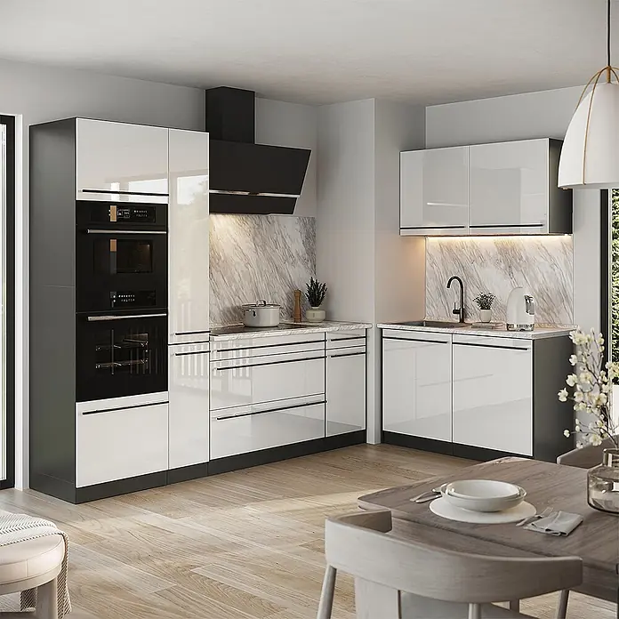 Eckküche R-Line 230 cm Weiß Hochglanz Art.-Nr. 66719 -  - Moderne weiße Hochglanzküche mit dunkelgrauer Basis, integrierten Öfen und Marmor-Spritzschutz, neben Essbereich.