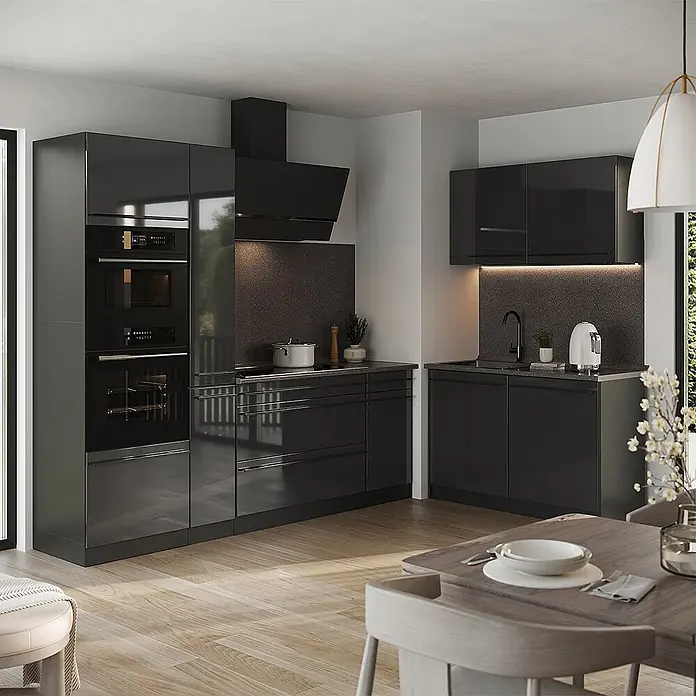 Eckküche R-Line 230 cm Anthrazit Hochglanz Art.-Nr. 66708 -  - Moderne anthrazitfarbene Hochglanzküche mit integriertem Backofen, Mikrowelle, Kochfeld, Spüle und Dunstabzugshaube, in offenem Wohnbereich.