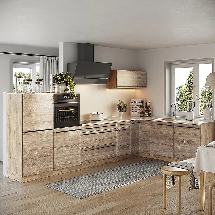 Eckküche R-Line 347 cm Sonoma Art.-Nr. 67613 -  - Moderne L-förmige Küche mit hellen Holzdekor-Schränken, integriertem Backofen, Kochfeld und Spüle, in hellem Ambiente.