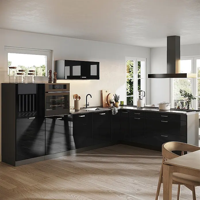 Eckküche R-Line 327 cm Schwarz Hochglanz Art.-Nr. 66788 -  - Moderne Küche mit eleganten schwarzen Hochglanzschränken, integriertem Backofen, Spüle und Dunstabzugshaube.