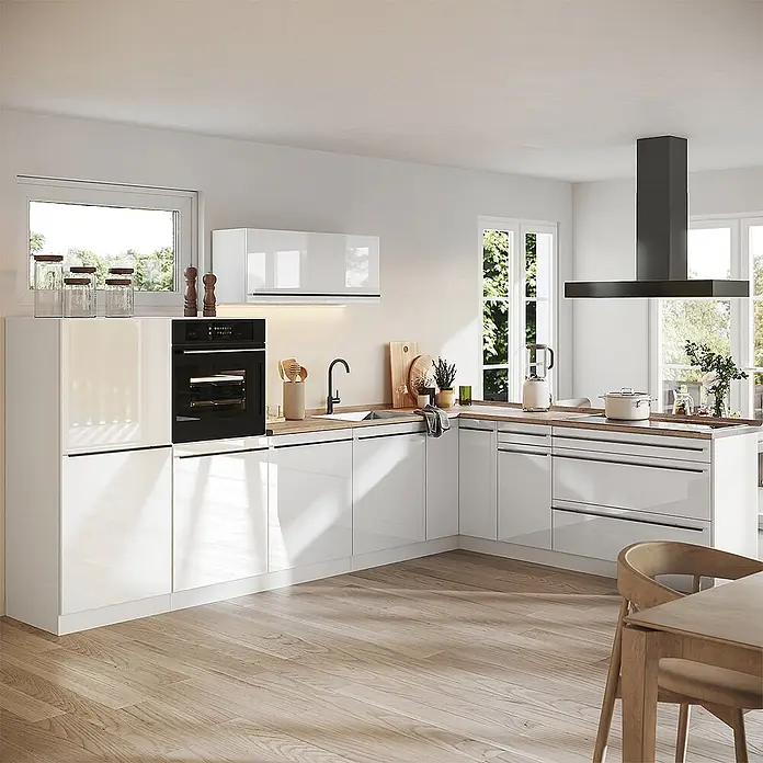 Eckküche R-Line 327 cm Weiß Hochglanz Art.-Nr. 66817 -  - Moderne L-förmige Küche mit weißen Hochglanzschränken, Holz-Arbeitsplatten und integrierten Geräten.