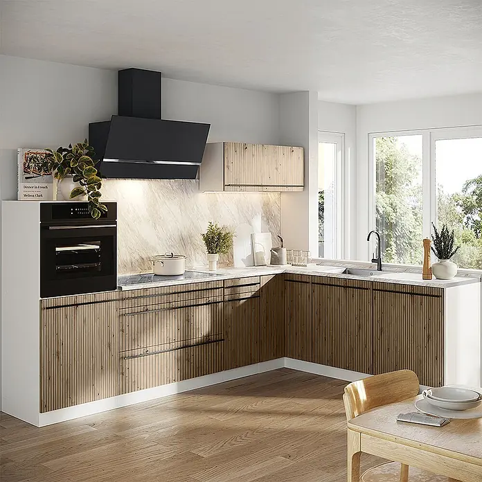 Eckküche R-Line 287 cm Artisan-Eiche Art.-Nr. 67529 -  - Moderne Küche mit hellen Holzlamellen-Unter- und Oberschränken, weißen Arbeitsplatten, schwarzem Ofen und Dunstabzugshaube.