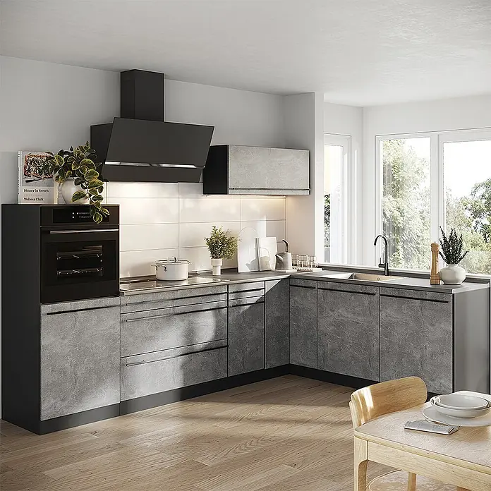 Eckküche R-Line 287 cm Beton Art.-Nr. 67523 -  - Moderne Küche mit Schränken in Betonoptik, schwarzen Geräten und Holzboden.