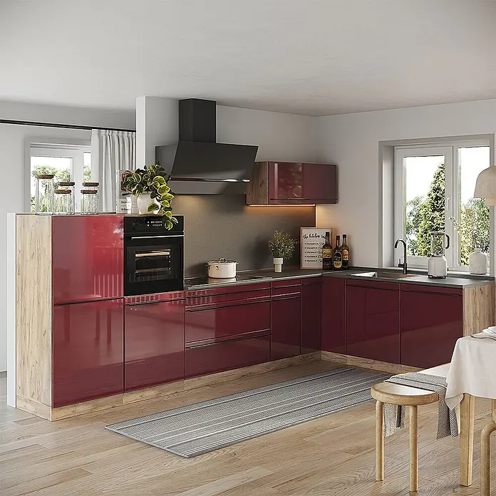 Eckküche R-Line 347 cm Rot Hochglanz Art.-Nr. 66843 -  - Moderne L-förmige Küche mit hochglänzenden roten Schränken, hellen Holzdetails und dunklen Arbeitsplatten, inkl. integriertem Ofen.