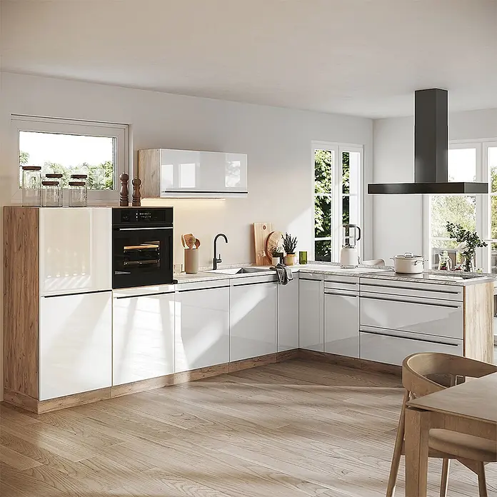 Eckküche R-Line 327 cm Weiß Hochglanz Art.-Nr. 66805 -  - Moderne L-förmige Küche mit glänzenden weißen Schränken, hellen Holzdetails, schwarzen Geräten und einer Marmor-Arbeitsplatte in hellem Raum.