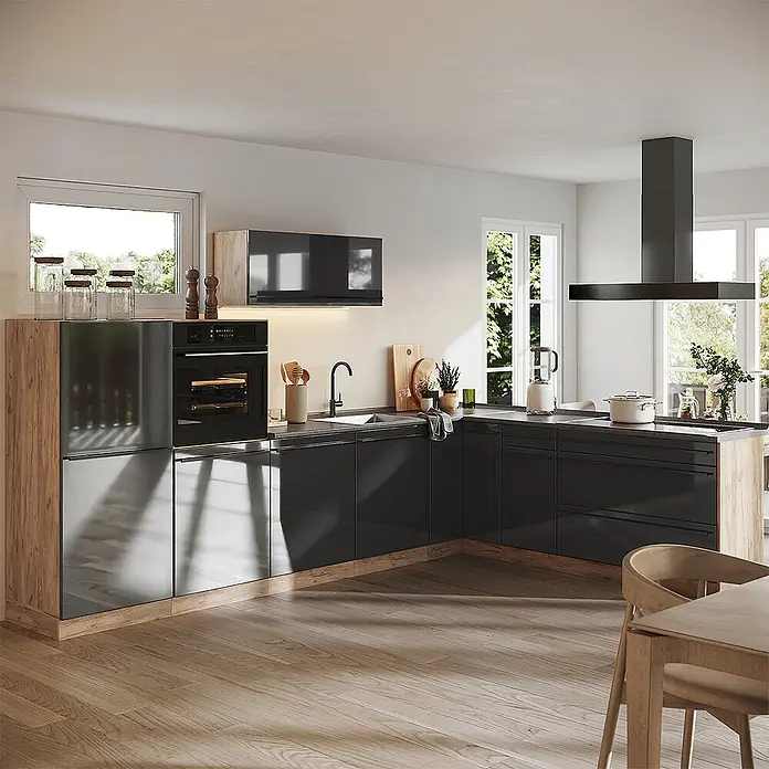 Eckküche R-Line 327 cm Anthrazit Hochglanz Art.-Nr. 66793 -  - Moderne L-förmige Küche mit dunkelgrauen Hochglanzfronten, hellen Holzakzenten, integriertem Backofen und Spüle sowie schwarzer Dunstabzugshaube.