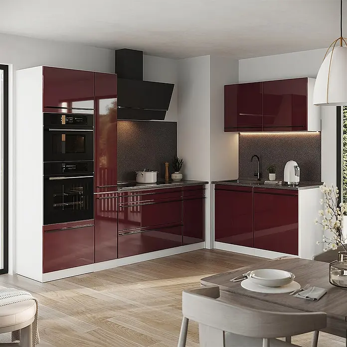 Eckküche R-Line 230 cm Rot Hochglanz Art.-Nr. 66737 -  - Moderne L-förmige Küche mit hochglänzenden weinroten Schränken, integrierten Öfen und dunkler Arbeitsplatte.