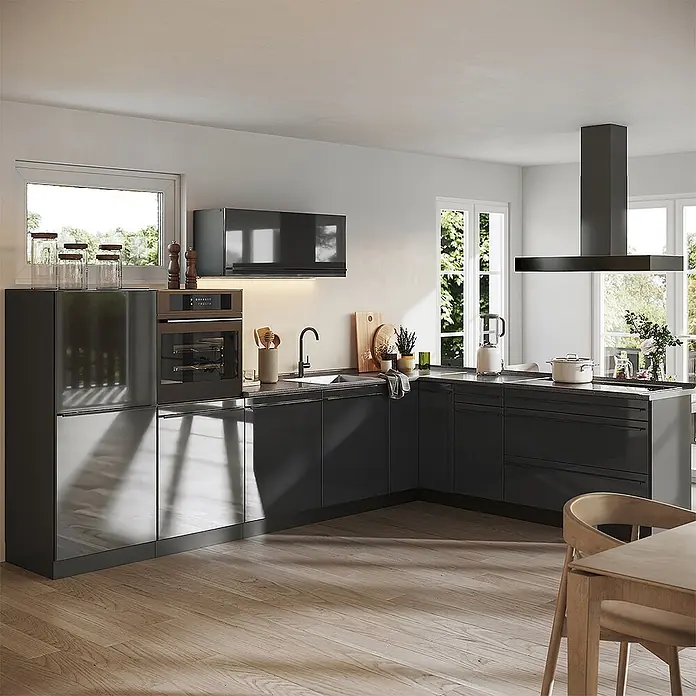 Eckküche R-Line 327 cm Anthrazit Hochglanz Art.-Nr. 66780 -  - Moderne L-förmige Küche mit dunkelgrauen Hochglanzschränken, integriertem Backofen, Spüle und großer Dunstabzugshaube in hellem Raum.