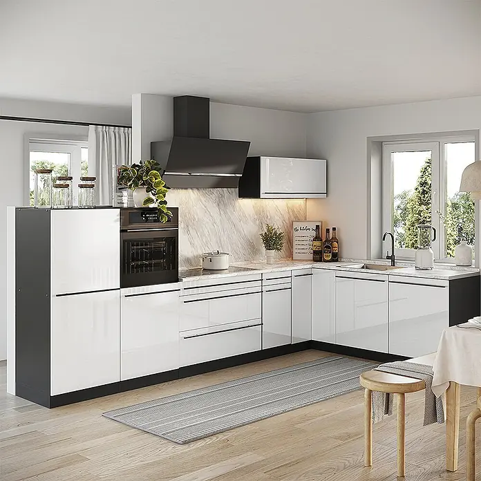 Eckküche R-Line 347 cm Weiß Hochglanz Art.-Nr. 66833 -  - Moderne L-förmige Küche mit hochglänzenden weißen Schränken, dunklen Akzenten, integrierten Geräten und einer Marmor-Rückwand.