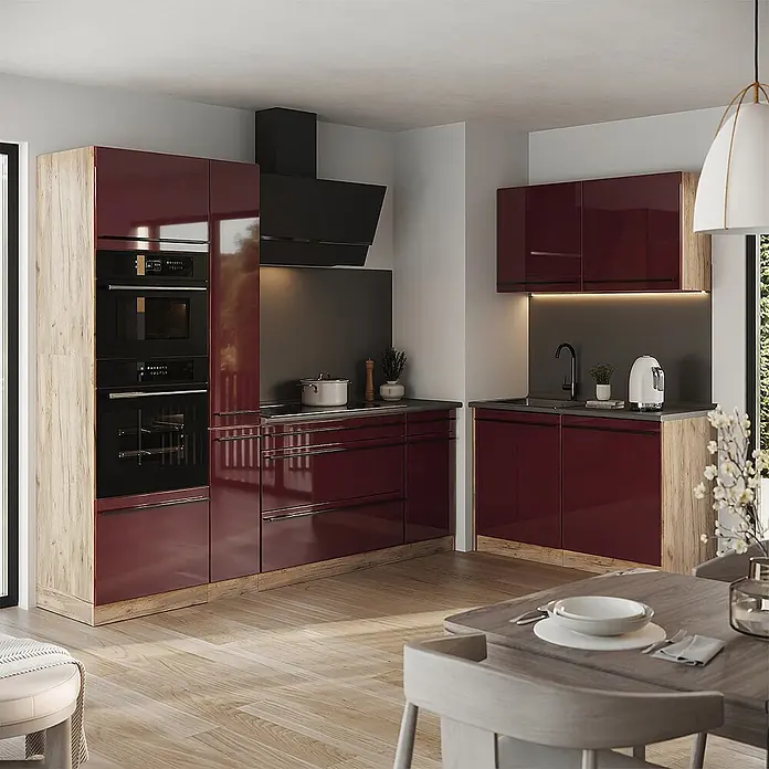 Eckküche R-Line 230 cm Rot Hochglanz Art.-Nr. 66725 -  - Moderne L-förmige Küche mit glänzenden bordeauxroten Schränken, integrierten schwarzen Geräten, hellen Holzakzenten und grauen Arbeitsplatten.