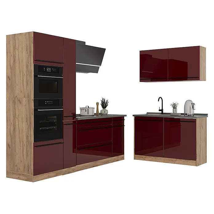 Eckküche R-Line 230 cm Rot Hochglanz Art.-Nr. 66725 -  - Moderne Küche mit glänzenden bordeauxroten Schränken und Holzoptik-Paneelen, inkl. integriertem Ofen, Kochfeld, Spüle und Dunstabzugshaube.