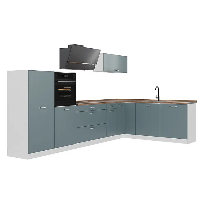 Eckküche R-Line 347 cm Blau-Grau Art.-Nr. 67626 -  - Eckküchenzeile mit hellblau-grauen Fronten, weißen Paneelen, Holzarbeitsplatte, integriertem Backofen, Spüle und Dunstabzugshaube.