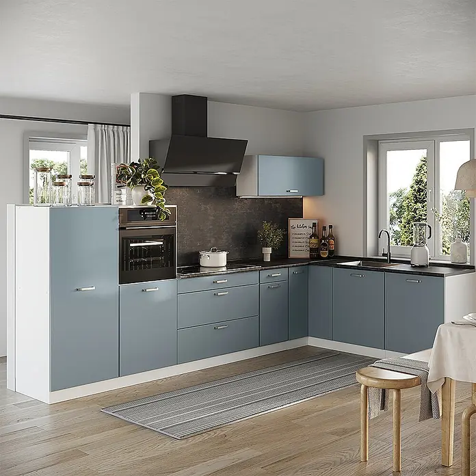 Eckküche R-Line 347 cm Blau-Grau Art.-Nr. 67626 -  - Moderne L-förmige Küche mit blau-grauen Schränken, weißen Rahmen und schwarzen Arbeitsplatten, inklusive integriertem Backofen.