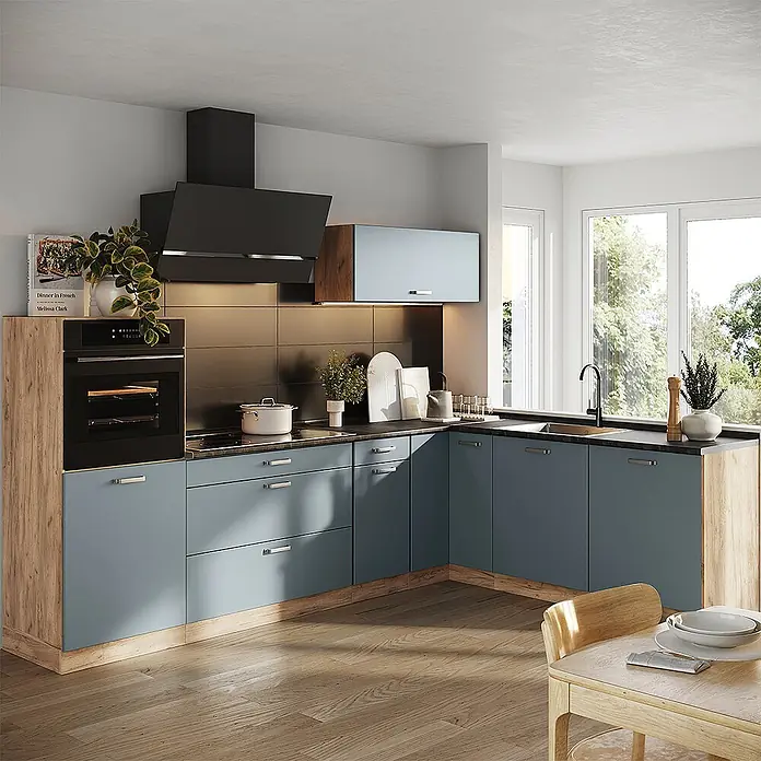 Eckküche R-Line 287 cm Blau-Grau Art.-Nr. 67465 -  - L-förmige Küche mit blau-grauen Schränken, hellen Holzakzenten, schwarzen Arbeitsplatten und integrierten Geräten für einen modernen Kochbereich.