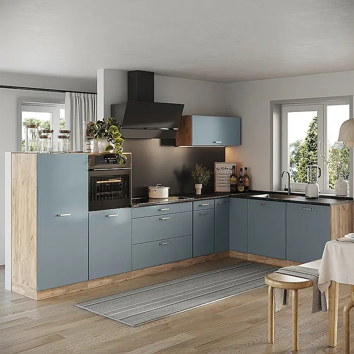 Eckküche R-Line 347 cm Blau-Grau Art.-Nr. 67610 -  - Moderne L-förmige Küche mit blaugrauen Schränken, Holzdetails, schwarzen Arbeitsplatten und integrierten Geräten.