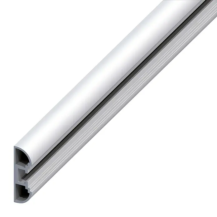 Kantoflex Coaxis Säulenprofil - 1.000 x 11 x 35,5 mm, Aluminium, Silber, Eloxiert - Nahaufnahme eines weißen Fensterprofils mit abgerundeter Kante und Rillenstruktur für Fensterbau und Renovierung.
