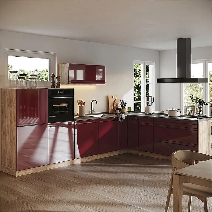 Eckküche R-Line 327 cm Rot Hochglanz Art.-Nr. 66799 -  - Moderne L-förmige Küche mit glänzend burgunderroten Schränken und Holzelementen, inklusive Ofen, Spüle und Insel.
