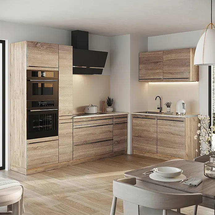 Eckküche R-Line 230 cm Sonoma Art.-Nr. 67497 -  - Moderne L-förmige Küche mit hellen Holz-Effekt-Schränken, integrierten Öfen, Kochfeld und Spüle.