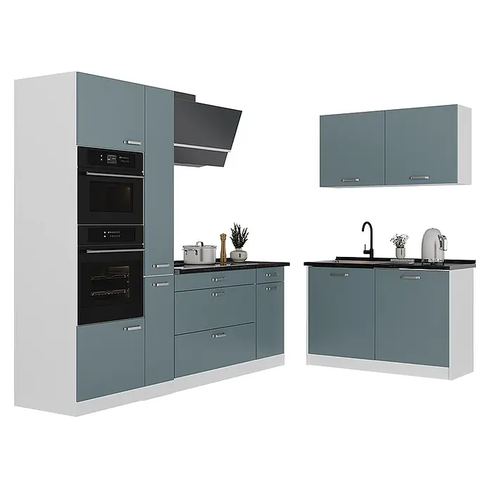 Eckküche R-Line 230 cm Blau-Grau Art.-Nr. 67512 -  - Moderne Küchenschränke in Blau-Grau und Weiß mit integriertem Backofen, Mikrowelle und Spüle.