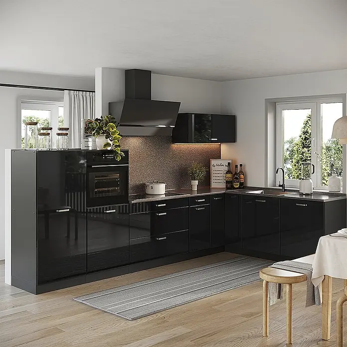 Eckküche R-Line 347 cm Schwarz Hochglanz Art.-Nr. 66832 -  - Moderne L-förmige Küche mit glänzend schwarzen Schränken, integriertem Backofen, Kochfeld und Spüle.